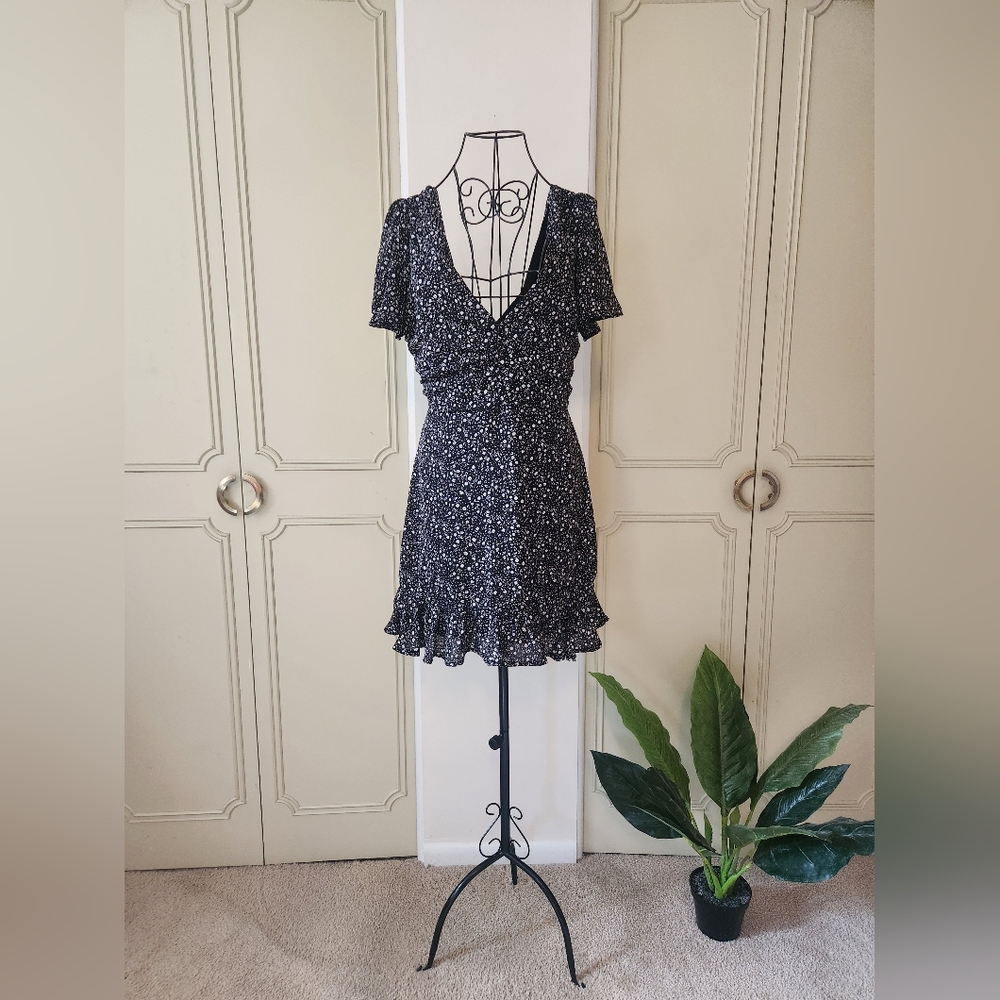 Forever 21 Black and White Floral Dress Size Medium